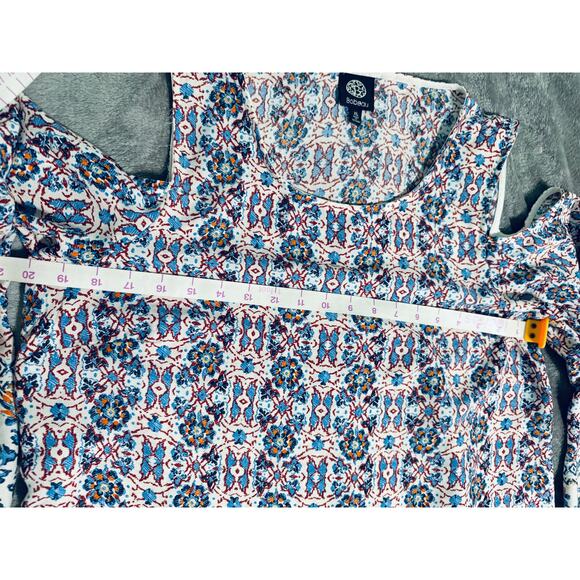 NWOT Bobeau Size XL Floral Patterned Women's‎ Cold Shoulder Top Lightweight - Picture 9 of 9